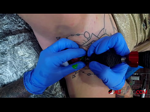 ❤️ Ekstremt tatovert hottie Sully Savage tok en tatovering på klitoris ❤️ Jævla video på porno no.tusar.top ﹏